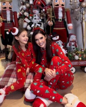 Marlene Favela Instagram - Nada me hace más feliz que ver tu carita visando montamos nuestro árbol de Navidad 🎄 @bellaseely_ 
Gracias 
@amarenaeventos por traer tu magia y tu alegría a nuestro hogar 🎅🏻🎄