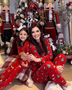 Marlene Favela Instagram - Nada me hace más feliz que ver tu carita visando montamos nuestro árbol de Navidad 🎄 @bellaseely_ 
Gracias 
@amarenaeventos por traer tu magia y tu alegría a nuestro hogar 🎅🏻🎄
