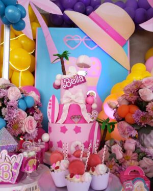Marlene Favela Instagram - Eso nos pasa por rodearnos de los mejores👇🏼💕 

✅ @mattel ⭐️

✅ @grupohabita
Locación 

✅@amarenaeventos
Decoración y Organización de eventos

✅ @babidibooparty.cdmx 
Escenario (caja de Barbie)

✅@ideascreativaschicmx
Detalles personalizados, chocolates y box cubiertos con la temática 

✅@papeletamx 
Empaques de mesa de postres , mini domos & cajas y personalizados, bolsas de playa Bella

✅@pastelesmm
Pastel y postres

✅@dulce.salado.digital postres 

✅ @larisa_desing belleza de piñatas

✅ @happywishes.byabu 
Girnalda y centros de mesa

✅ @princesspartydf 
Barbie y Ken

#barbieparty #barbie