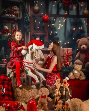 Marlene Favela Instagram - Siempre he amado esta época, pero desde que tú llegaste @bellaseely_  se ha convertido en mi favorita!!! Felices fiestas 🎄 

Fotos by @naye79