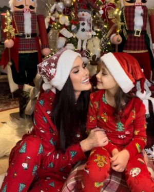 Marlene Favela Instagram - Nada me hace más feliz que ver tu carita visando montamos nuestro árbol de Navidad 🎄 @bellaseely_ 
Gracias 
@amarenaeventos por traer tu magia y tu alegría a nuestro hogar 🎅🏻🎄