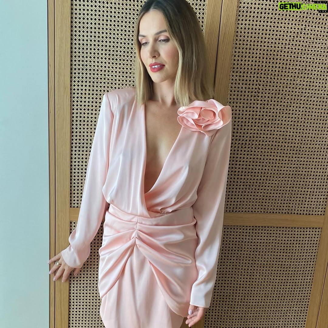 Marta Żmuda-Trzebiatowska - 2.5K Likes - Aktorstwo
🌸
daje mi tyle emocji, ostatnio też spełnienia i satysfakcji...
Ale każda kobieta, w którą się wcielam niesie swój bagaż doświadczeń i zostawia we mnie ślad. Nic nie jest bezkosztowe, bo kiedy moja bohaterka płacze, cierpi, śmieje się to ja (moje ciało) przeżywa to razem z nią. Na poziomie „głowy” umiem to oddzielić, że to jej, nie moje, ale moje ciało pamięta… to zostaje - jak blizna. To jakbym w jednym skromnym życiu przeżyć dużo więcej niż jeden życiorys…
Dlatego tym bardziej dbam o swój dobrostan 🌸
Już za moment wyruszam z moimi przyjaciółkami w ważną dla mnie podróż, 20 lat o tym marzyłam…
Będę Wam tu o tym opowiadać.
#dobrostan