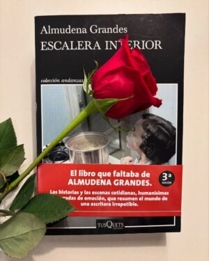 Martina Klein Instagram - ¡Os cuento mi anécdota de este Sant Jordi! 🐉🗡️📚
La ciudad estaba preciosa, y mirando los stands de los libros, lo vi: #EscaleraInterior ¡otra oportunidad de seguir leyendo a Almudena Grandes!
Cien metros más tarde lo vi a él, Luis García Montero, el que fuera su amor. Me acerqué, le enseñé mi nuevo libro, le hablé de lo que leerla provoca en mí, me lo agradeció. 
¿Quieres que te lo firme? ¡Sí, claro! 
¡Buah, tiemblo! Por un momento ella estuvo acariciando mi libro a través de su pluma.
¡Ains!
Y por supuesto, mi San Jordi, mi caballero, mi dragón @alexcorretja74 , mano a mano por las calles en el día más bonito del año. 🌹