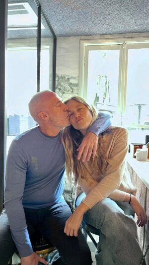 Martina Klein Instagram - Felicidades @alexcorretja74 ❤️❤️❤️
¡Mira con qué estilazo has dado otra vuelta al sol! 
Gracias por tu pureza, generosidad, paciencia, amor, alegría y gracias por marcar el ritmo a mi ladito.
Seguimos recorriendo el camino de la vida, y el sentido que le das a la tuya, llena de significado a la mía también.
¡Feliz cumple, mi vida!
¡Que el ritmo no pare!