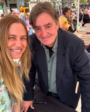 Martina Klein Instagram - ¡Os cuento mi anécdota de este Sant Jordi! 🐉🗡️📚
La ciudad estaba preciosa, y mirando los stands de los libros, lo vi: #EscaleraInterior ¡otra oportunidad de seguir leyendo a Almudena Grandes!
Cien metros más tarde lo vi a él, Luis García Montero, el que fuera su amor. Me acerqué, le enseñé mi nuevo libro, le hablé de lo que leerla provoca en mí, me lo agradeció. 
¿Quieres que te lo firme? ¡Sí, claro! 
¡Buah, tiemblo! Por un momento ella estuvo acariciando mi libro a través de su pluma.
¡Ains!
Y por supuesto, mi San Jordi, mi caballero, mi dragón @alexcorretja74 , mano a mano por las calles en el día más bonito del año. 🌹