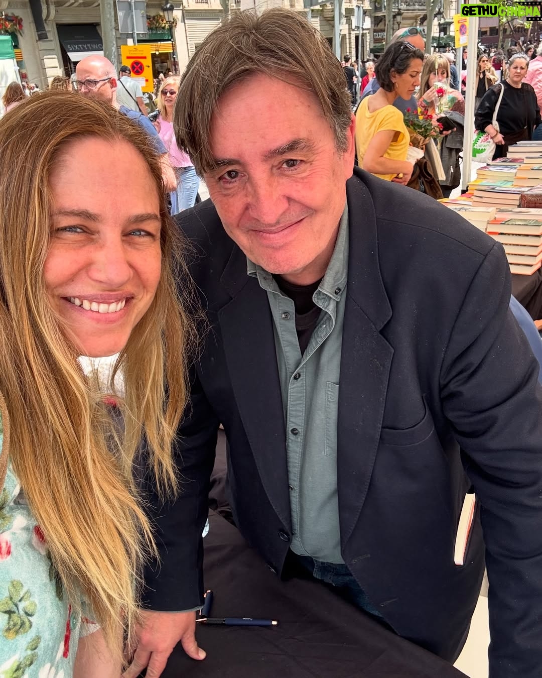 Martina Klein - 7.7K Likes - Ā”Os cuento mi anĆ©cdota de este Sant Jordi! šš”ļøš
La ciudad estaba preciosa, y mirando los stands de los libros, lo vi: #EscaleraInterior ”otra oportunidad de seguir leyendo a Almudena Grandes!
Cien metros mĆ”s tarde lo vi a Ć©l, Luis GarcĆa Montero, el que fuera su amor. Me acerquĆ©, le enseƱƩ mi nuevo libro, le hablĆ© de lo que leerla provoca en mĆ, me lo agradeció.
ĀæQuieres que te lo firme? Ā”SĆ, claro!
”Buah, tiemblo! Por un momento ella estuvo acariciando mi libro a través de su pluma.
”Ains!
Y por supuesto, mi San Jordi, mi caballero, mi dragón @alexcorretja74 , mano a mano por las calles en el dĆa mĆ”s bonito del aƱo. š¹