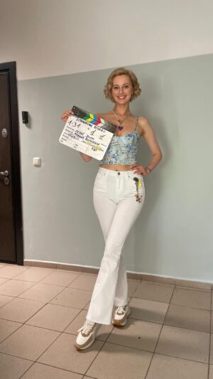 Marusya Klimova Instagram - Завтра на телеканале @tv_ctc выходит наш долгожданный сериал «Положение вещей», который мы снимали летом 2023 года, а это видео - один из таких съемочных дней: солнечный, радостный, рабочий) сняла тогда это видео, смонтировала и ждала, что выложу, когда буду знать о премьере. Этот день настал! 

Тут я еще блондинка 👱‍♀️ так что ребят, кто мне писал, что так мне идет больше, у вас есть возможность насладиться моим прошлым образом в новом проекте! ✨

#Положениевещей