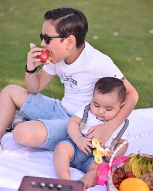Maryam Noor Instagram - If you really want to teach your kids the meaning of family, love, and togetherness — leave the screens, pack some snacks, and go for a picnic. Memories made under the sky last longer than any scroll on a screen.

@iaishazavian @fareehanoor @izavianshah @isanoonkhan

Dress: @crossstitch_official 
📸 : @qaafseenmeemofficial
