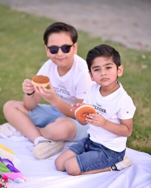Maryam Noor Instagram - If you really want to teach your kids the meaning of family, love, and togetherness — leave the screens, pack some snacks, and go for a picnic. Memories made under the sky last longer than any scroll on a screen.

@iaishazavian @fareehanoor @izavianshah @isanoonkhan

Dress: @crossstitch_official 
📸 : @qaafseenmeemofficial