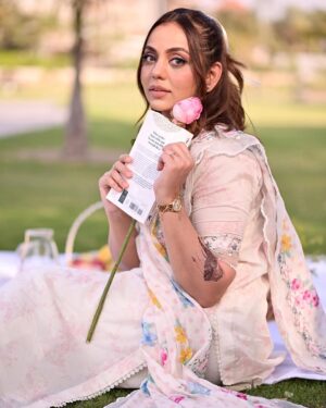 Maryam Noor Instagram - If you really want to teach your kids the meaning of family, love, and togetherness — leave the screens, pack some snacks, and go for a picnic. Memories made under the sky last longer than any scroll on a screen.

@iaishazavian @fareehanoor @izavianshah @isanoonkhan

Dress: @crossstitch_official 
📸 : @qaafseenmeemofficial