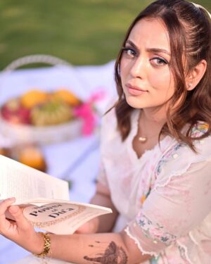 Maryam Noor Instagram - If you really want to teach your kids the meaning of family, love, and togetherness — leave the screens, pack some snacks, and go for a picnic. Memories made under the sky last longer than any scroll on a screen.

@iaishazavian @fareehanoor @izavianshah @isanoonkhan

Dress: @crossstitch_official 
📸 : @qaafseenmeemofficial