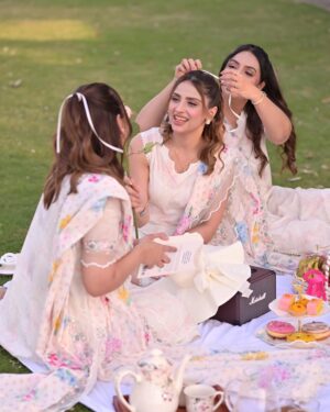 Maryam Noor Instagram - If you really want to teach your kids the meaning of family, love, and togetherness — leave the screens, pack some snacks, and go for a picnic. Memories made under the sky last longer than any scroll on a screen.

@iaishazavian @fareehanoor @izavianshah @isanoonkhan

Dress: @crossstitch_official 
📸 : @qaafseenmeemofficial