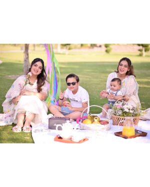 Maryam Noor Instagram - If you really want to teach your kids the meaning of family, love, and togetherness — leave the screens, pack some snacks, and go for a picnic. Memories made under the sky last longer than any scroll on a screen.

@iaishazavian @fareehanoor @izavianshah @isanoonkhan

Dress: @crossstitch_official 
📸 : @qaafseenmeemofficial