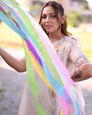 Maryam Noor Instagram - If you really want to teach your kids the meaning of family, love, and togetherness — leave the screens, pack some snacks, and go for a picnic. Memories made under the sky last longer than any scroll on a screen.

@iaishazavian @fareehanoor @izavianshah @isanoonkhan

Dress: @crossstitch_official 
📸 : @qaafseenmeemofficial