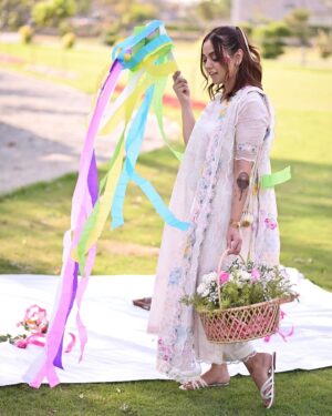 Maryam Noor Instagram - If you really want to teach your kids the meaning of family, love, and togetherness — leave the screens, pack some snacks, and go for a picnic. Memories made under the sky last longer than any scroll on a screen.

@iaishazavian @fareehanoor @izavianshah @isanoonkhan

Dress: @crossstitch_official 
📸 : @qaafseenmeemofficial