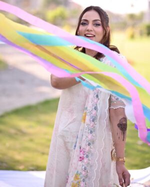 Maryam Noor Instagram - If you really want to teach your kids the meaning of family, love, and togetherness — leave the screens, pack some snacks, and go for a picnic. Memories made under the sky last longer than any scroll on a screen.

@iaishazavian @fareehanoor @izavianshah @isanoonkhan

Dress: @crossstitch_official 
📸 : @qaafseenmeemofficial