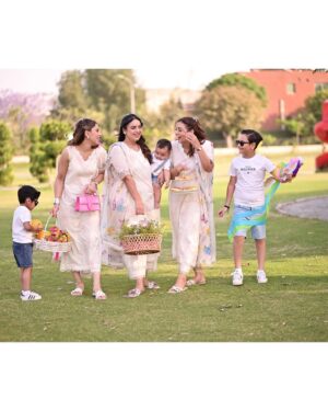 Maryam Noor Instagram - If you really want to teach your kids the meaning of family, love, and togetherness — leave the screens, pack some snacks, and go for a picnic. Memories made under the sky last longer than any scroll on a screen.

@iaishazavian @fareehanoor @izavianshah @isanoonkhan

Dress: @crossstitch_official 
📸 : @qaafseenmeemofficial