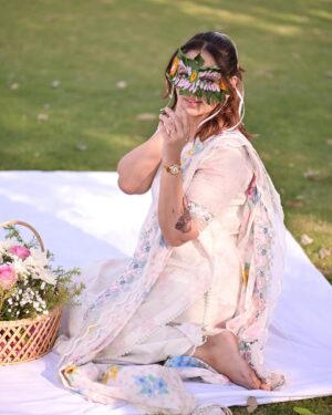 Maryam Noor Instagram - If you really want to teach your kids the meaning of family, love, and togetherness — leave the screens, pack some snacks, and go for a picnic. Memories made under the sky last longer than any scroll on a screen.

@iaishazavian @fareehanoor @izavianshah @isanoonkhan

Dress: @crossstitch_official 
📸 : @qaafseenmeemofficial