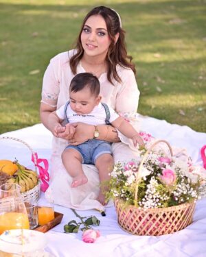 Maryam Noor Instagram - If you really want to teach your kids the meaning of family, love, and togetherness — leave the screens, pack some snacks, and go for a picnic. Memories made under the sky last longer than any scroll on a screen.

@iaishazavian @fareehanoor @izavianshah @isanoonkhan

Dress: @crossstitch_official 
📸 : @qaafseenmeemofficial