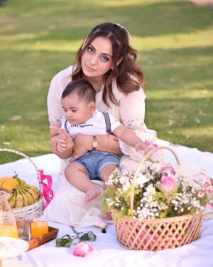 Maryam Noor Instagram - If you really want to teach your kids the meaning of family, love, and togetherness — leave the screens, pack some snacks, and go for a picnic. Memories made under the sky last longer than any scroll on a screen.

@iaishazavian @fareehanoor @izavianshah @isanoonkhan

Dress: @crossstitch_official 
📸 : @qaafseenmeemofficial
