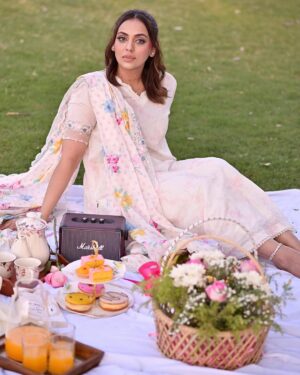 Maryam Noor Instagram - If you really want to teach your kids the meaning of family, love, and togetherness — leave the screens, pack some snacks, and go for a picnic. Memories made under the sky last longer than any scroll on a screen.

@iaishazavian @fareehanoor @izavianshah @isanoonkhan

Dress: @crossstitch_official 
📸 : @qaafseenmeemofficial