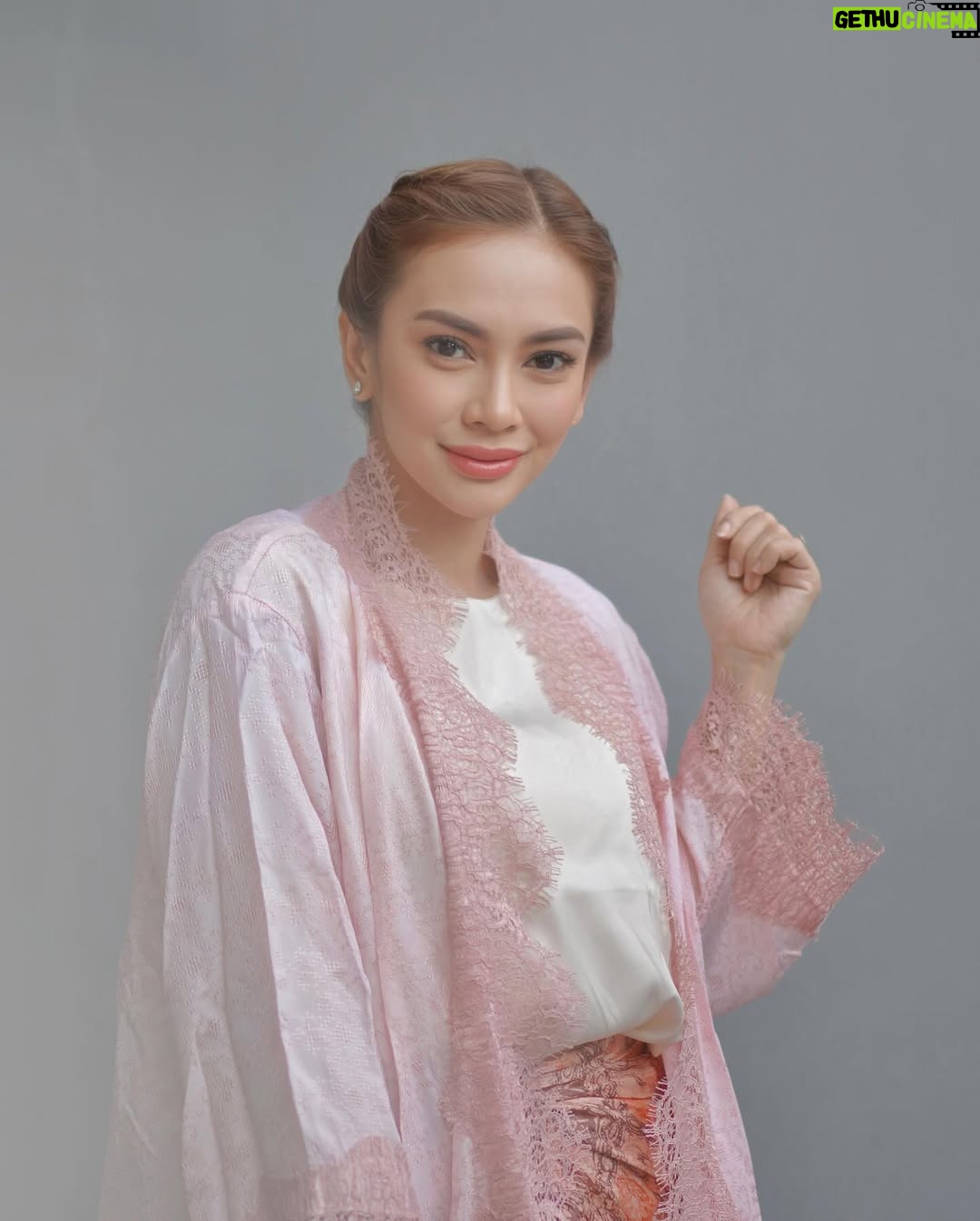 Masayu Anastasia - 2.3K Likes - Perempuan hebat adalah…. ( bolehhh di isi yaa 😊 )
•
💄 : @gintingsmakeup
📸 : @andrwidi @andrwphotos