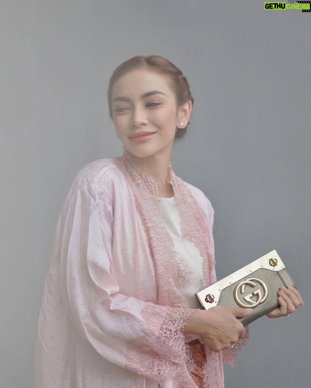 Masayu Anastasia - 2.3K Likes - Perempuan hebat adalah…. ( bolehhh di isi yaa 😊 )
•
💄 : @gintingsmakeup
📸 : @andrwidi @andrwphotos