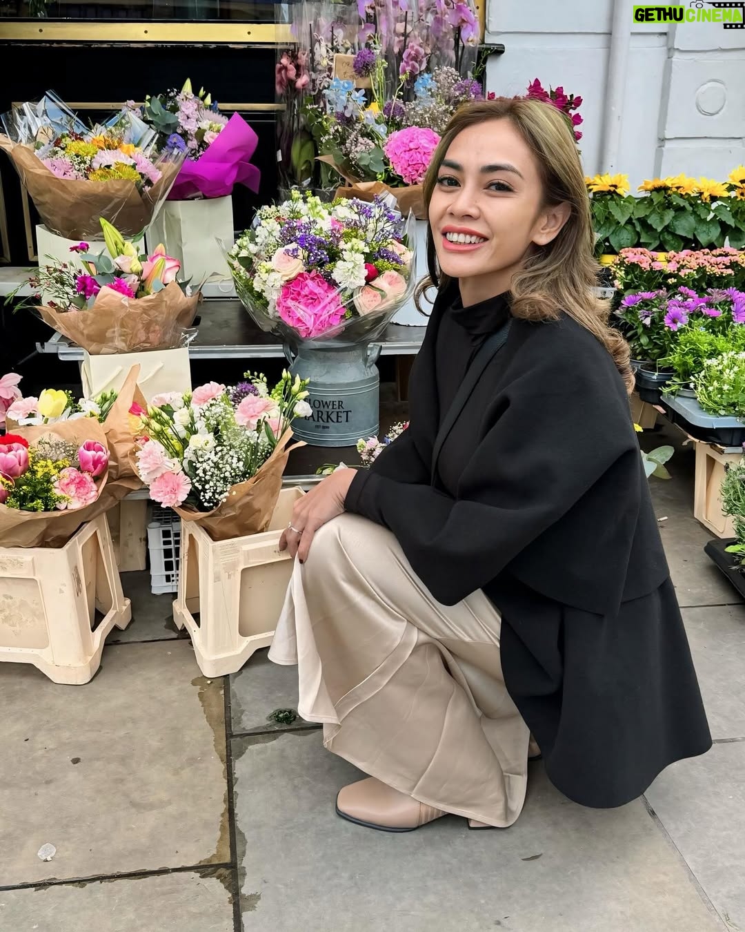 Masayu Anastasia - 2.8K Likes - Jadilah seperti bunga yang tetap cantik meski dikelilingi oleh duri.