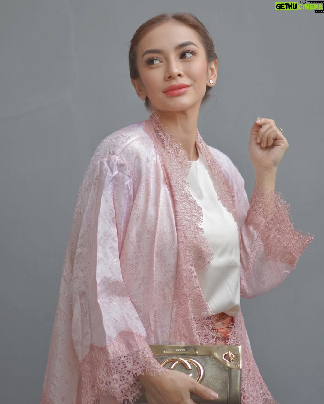 Masayu Anastasia - 2.3K Likes - Perempuan hebat adalah…. ( bolehhh di isi yaa 😊 )
•
💄 : @gintingsmakeup
📸 : @andrwidi @andrwphotos
