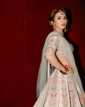 Masayu Anastasia Instagram - Daripada cuma dengerin cerita orang, mending dateng dan nonton yuk! 
Ayo, ajak teman, saudara, tetangga, gebetan, pacar, keluarga, semuanya dateng ke bioskop dan nonton film Melukis Harapan di Langit India! Siap-siap dibuat terpesona, tertawa, dan terharu. Jangan sampai ketinggalan!

#FilmMHLI #MHLI
#melukisharapandilangitindia 

💄: @gintingsmakeup 
👗: @leroshboutique 
📸 : @andrwphotos @andrwidi