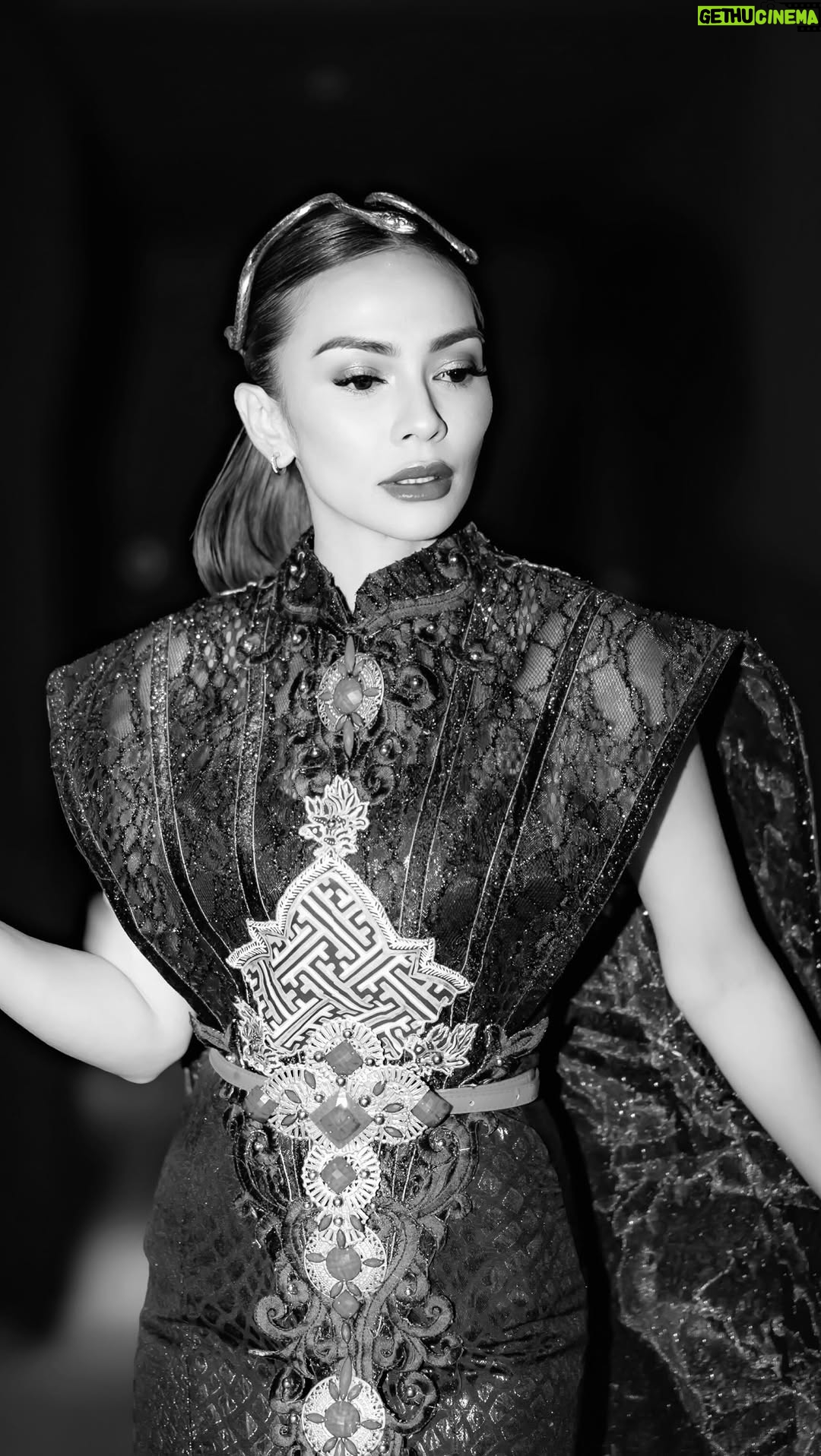 Masayu Anastasia - 4.1K Likes - Selamat Ceces @masayuanastasia untuk film @pakutanahjawa Gala Premier 🎬🍿 Keren 🫶🏻
@masayuanastasia @pakutanahjawa
Fashion Stylist: doleytobing
Make Up: @gintingsmakeup
Hair Do: @opick_hairstylist
Fashion Designer: @ekotjandra @olanyebyekotjandra_indonesia
Custom Accessories: @leciel.design @jalikabyleciel
Nail Artist: @gwella.id
Shoes: @langkahbylinalee
Management: beehaveentertainment ronny_irawan
Temen temen Jangan lupa nonton PAKU TANAH JAWA mulai tanggal 6 Juni 2024 di seluruh bioskop!!!
#pakutanahjawa