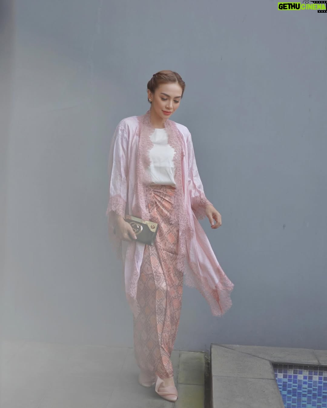 Masayu Anastasia - 2.3K Likes - Perempuan hebat adalah…. ( bolehhh di isi yaa 😊 )
•
💄 : @gintingsmakeup
📸 : @andrwidi @andrwphotos