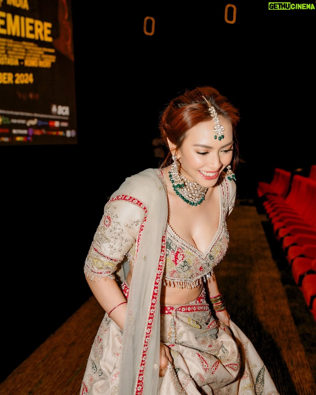 Masayu Anastasia - 2.4K Likes - Daripada cuma dengerin cerita orang, mending dateng dan nonton yuk!
Ayo, ajak teman, saudara, tetangga, gebetan, pacar, keluarga, semuanya dateng ke bioskop dan nonton film Melukis Harapan di Langit India! Siap-siap dibuat terpesona, tertawa, dan terharu. Jangan sampai ketinggalan!
#FilmMHLI #MHLI
#melukisharapandilangitindia
💄: @gintingsmakeup
👗: @leroshboutique
📸 : @andrwphotos @andrwidi