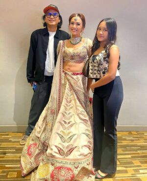 Masayu Anastasia Instagram - My Support System … 🥰

#filmmhli #melukisharapandilangitindia