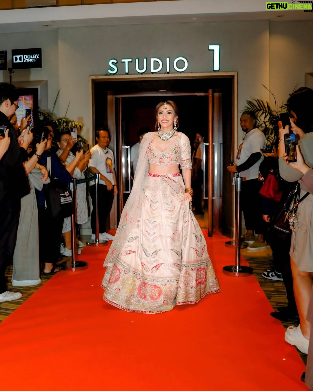 Masayu Anastasia - 2.4K Likes - Daripada cuma dengerin cerita orang, mending dateng dan nonton yuk!
Ayo, ajak teman, saudara, tetangga, gebetan, pacar, keluarga, semuanya dateng ke bioskop dan nonton film Melukis Harapan di Langit India! Siap-siap dibuat terpesona, tertawa, dan terharu. Jangan sampai ketinggalan!
#FilmMHLI #MHLI
#melukisharapandilangitindia
💄: @gintingsmakeup
👗: @leroshboutique
📸 : @andrwphotos @andrwidi