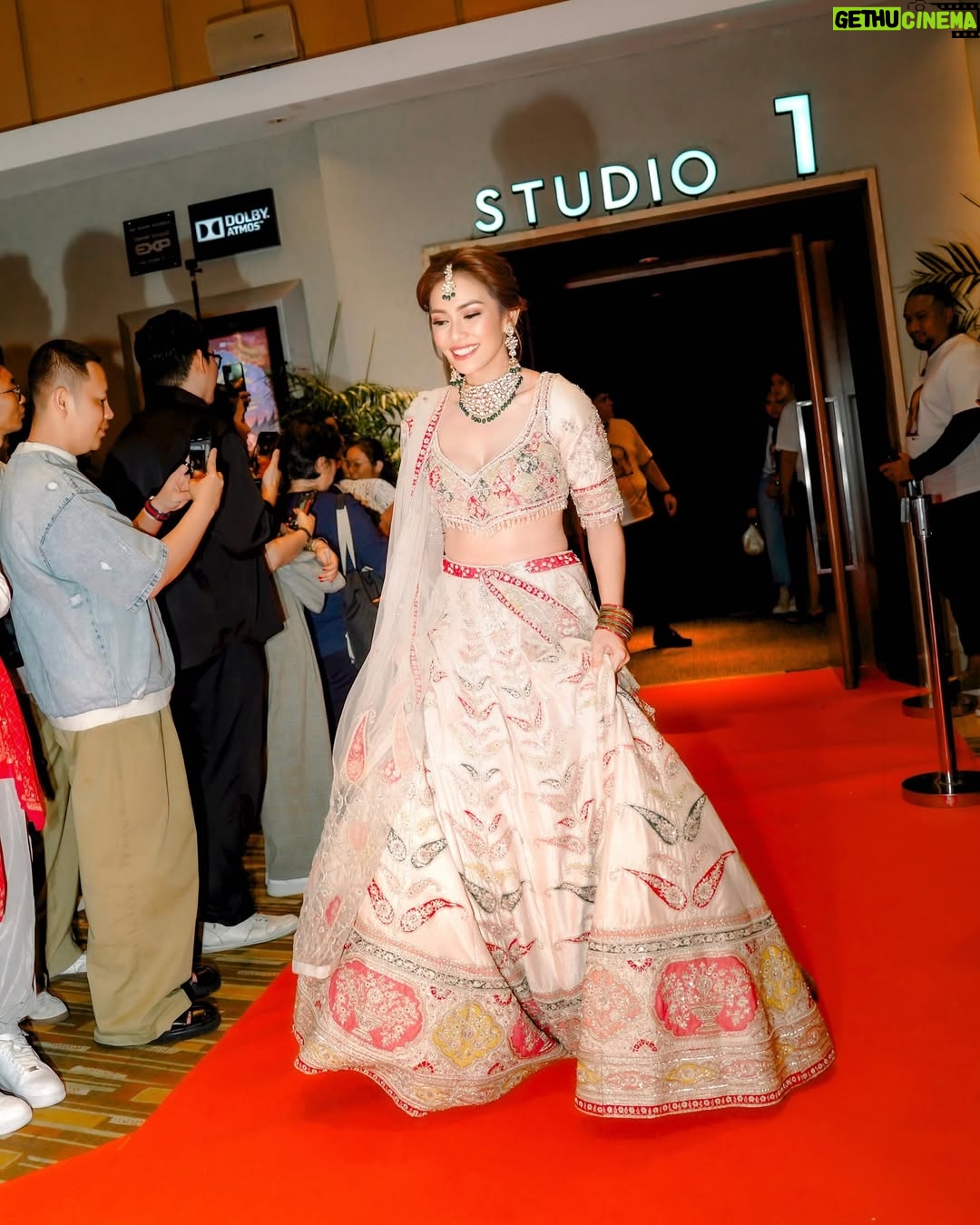 Masayu Anastasia - 2.4K Likes - Daripada cuma dengerin cerita orang, mending dateng dan nonton yuk!
Ayo, ajak teman, saudara, tetangga, gebetan, pacar, keluarga, semuanya dateng ke bioskop dan nonton film Melukis Harapan di Langit India! Siap-siap dibuat terpesona, tertawa, dan terharu. Jangan sampai ketinggalan!
#FilmMHLI #MHLI
#melukisharapandilangitindia
💄: @gintingsmakeup
👗: @leroshboutique
📸 : @andrwphotos @andrwidi