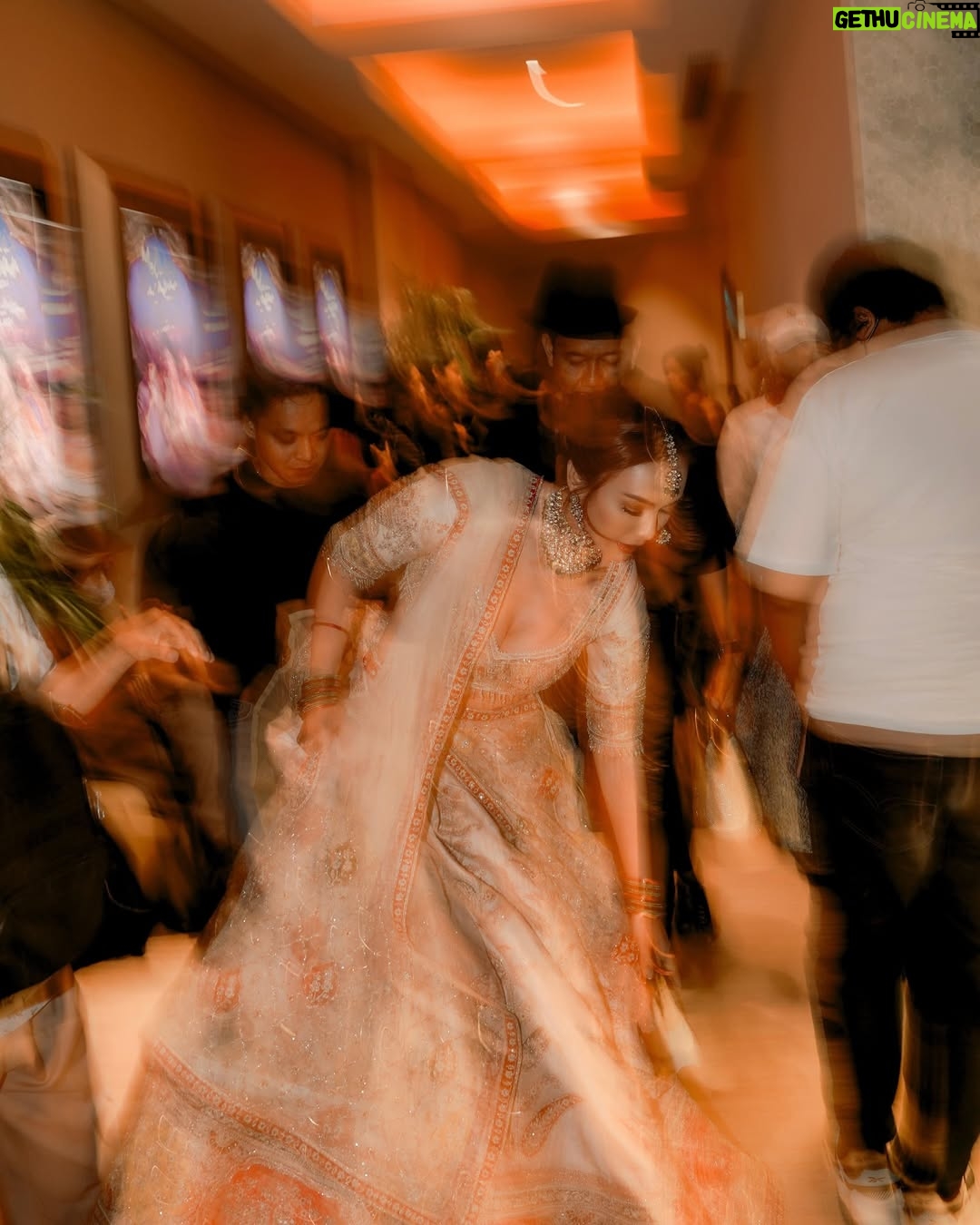 Masayu Anastasia - 2.4K Likes - Daripada cuma dengerin cerita orang, mending dateng dan nonton yuk!
Ayo, ajak teman, saudara, tetangga, gebetan, pacar, keluarga, semuanya dateng ke bioskop dan nonton film Melukis Harapan di Langit India! Siap-siap dibuat terpesona, tertawa, dan terharu. Jangan sampai ketinggalan!
#FilmMHLI #MHLI
#melukisharapandilangitindia
💄: @gintingsmakeup
👗: @leroshboutique
📸 : @andrwphotos @andrwidi
