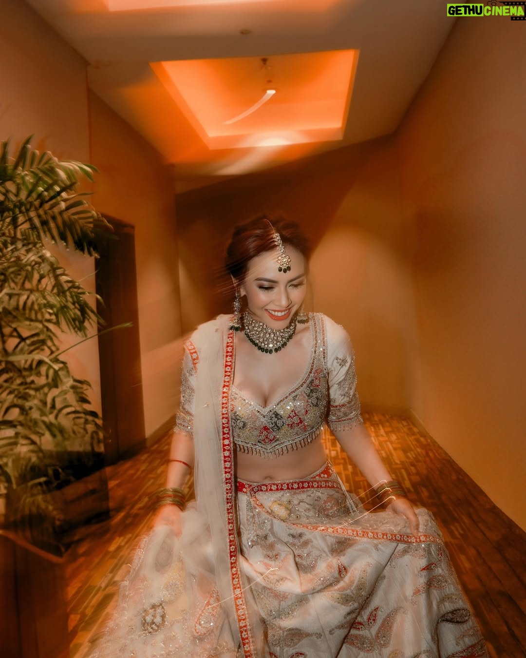 Masayu Anastasia - 2.4K Likes - Daripada cuma dengerin cerita orang, mending dateng dan nonton yuk!
Ayo, ajak teman, saudara, tetangga, gebetan, pacar, keluarga, semuanya dateng ke bioskop dan nonton film Melukis Harapan di Langit India! Siap-siap dibuat terpesona, tertawa, dan terharu. Jangan sampai ketinggalan!
#FilmMHLI #MHLI
#melukisharapandilangitindia
💄: @gintingsmakeup
👗: @leroshboutique
📸 : @andrwphotos @andrwidi