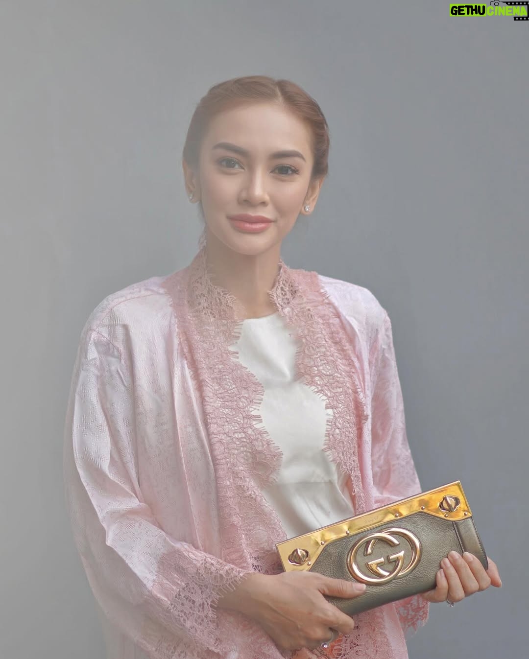 Masayu Anastasia - 2.3K Likes - Perempuan hebat adalah…. ( bolehhh di isi yaa 😊 )
•
💄 : @gintingsmakeup
📸 : @andrwidi @andrwphotos