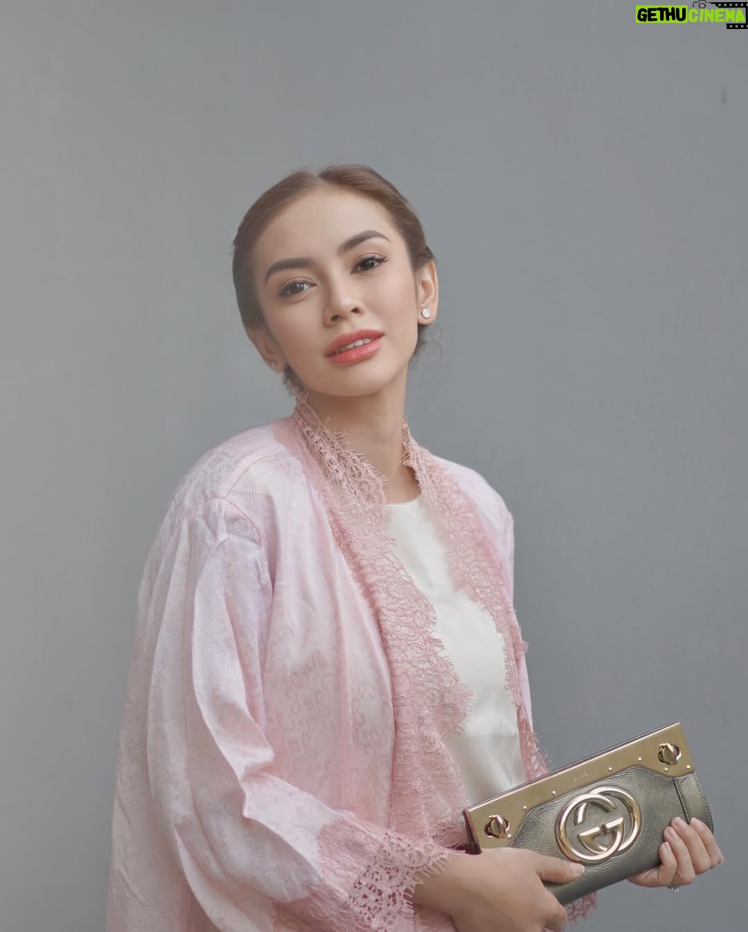 Masayu Anastasia - 2.3K Likes - Perempuan hebat adalah…. ( bolehhh di isi yaa 😊 )
•
💄 : @gintingsmakeup
📸 : @andrwidi @andrwphotos