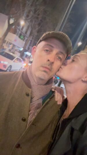 Masha Mashkova Instagram - Уважаемый Лондон! Чудеса, которыми ты меня подстерегаешь на каждом шагу и людьми, которыми ты меня окружаешь у себя в гостях, помогают «добывать радость» по мастер классу by @romaliberson  значительно проще. Спасибо за невероятный прием Надеждиных каждому, кто был вчера на спектакле!🤍 Следующие @nadezhdiny в Риге 31 марта.