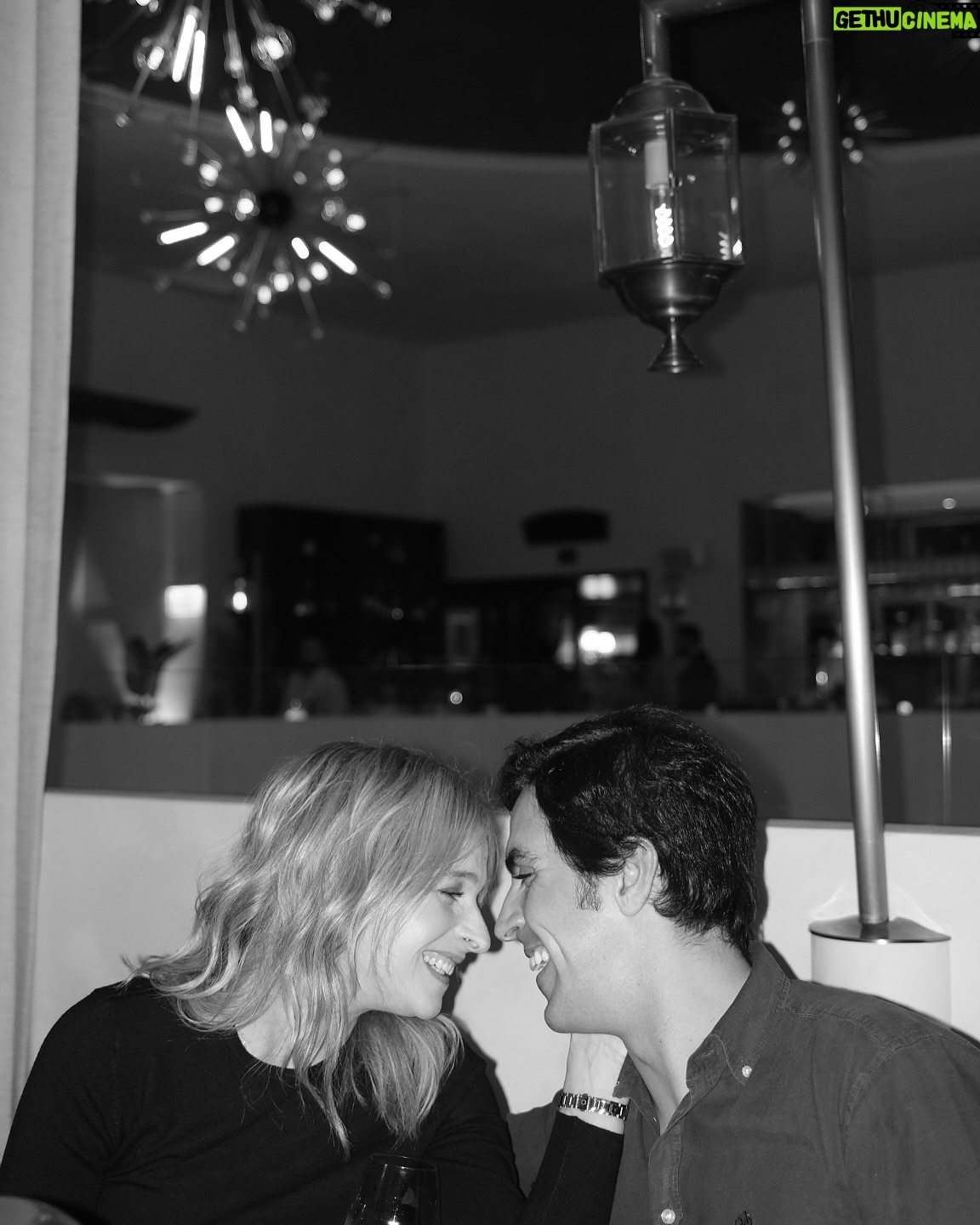 Matilde Breyner - 15.4K Likes - O @tiago.felizardo e eu ainda não tínhamos ido jantar fora sem a Mia desde que ela nasceu. Nota-se muito? E acho que estávamos todos a precisar de desanuviar um bocadinho 😂 não nos podem dar um cantinho privado num restaurante que nós fazemos logo a festa.
@bonanca_anl está em modo soft opening e nós em modo party hard.
Fui para a cama a pensar naquela massa com molho de camarão e ouriço do mar, no pão de ló com sorvete de laranja e nas poucas horas que tinha para dormir. Valeu cada segundo.