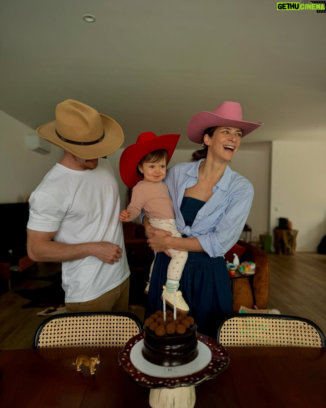 Matilde Breyner - 14.2K Likes - São 41! 🎂
Passei a meia-noite com as minhas amigas.
Houve brunch com os irmãos, pais, sogra e cunhados.
Soprei as velas na nossa casa nova.
Vou passar o dia de anos no palco.
Tenho uma família linda.
E amanhã começo um novo projecto.
Como é que eu cheguei até aqui?
Estou tão feliz 🩷