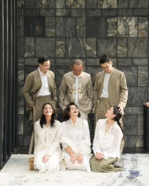 Maudy Ayunda Instagram - Happy Eid from us to you! Mohon maaf lahir dan batin ✨

Keep swiping for our family rendition of “windswept”.