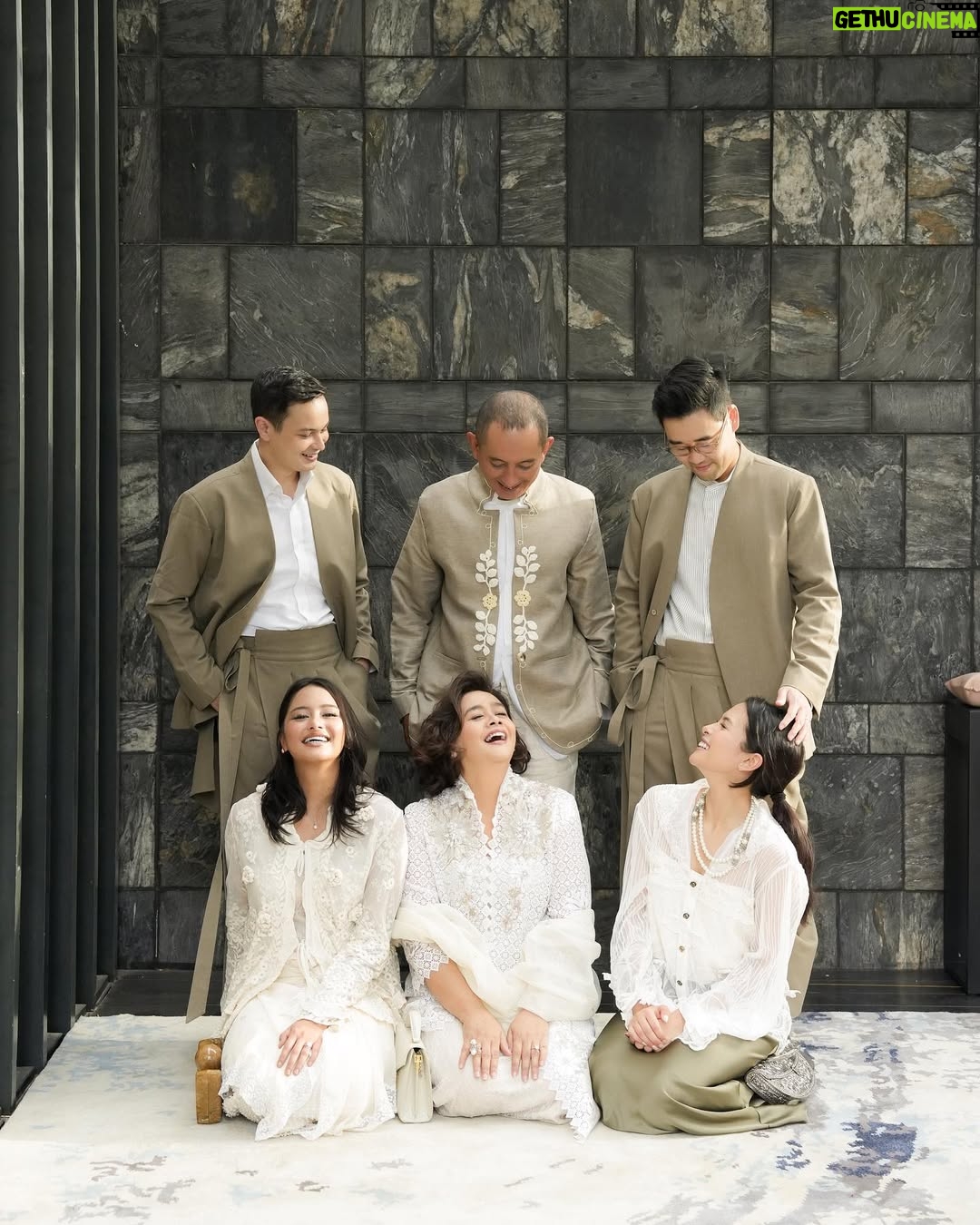 Maudy Ayunda - 448K Likes - Happy Eid from us to you! Mohon maaf lahir dan batin ✨
Keep swiping for our family rendition of “windswept”.
