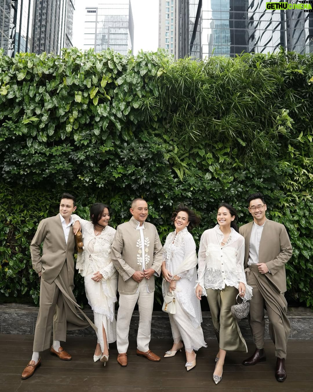 Maudy Ayunda - 448K Likes - Happy Eid from us to you! Mohon maaf lahir dan batin ✨
Keep swiping for our family rendition of “windswept”.