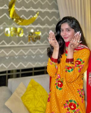 Mawra Hocane Instagram - Chand mubarakkkkkk 🌙✨✨✨
Twinning with my MIL 
Vibing with my SIL
Surrounded by friends and family, couldn’t get a picture with everyone but I looove all of u soooo much ♥️♥️♥️♥️♥️♥️♥️ 

Have a beautiful Eid you all!!!!!! X