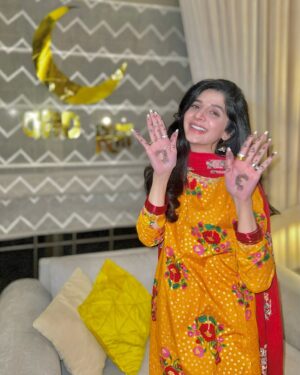 Mawra Hocane Instagram - Chand mubarakkkkkk 🌙✨✨✨
Twinning with my MIL 
Vibing with my SIL
Surrounded by friends and family, couldn’t get a picture with everyone but I looove all of u soooo much ♥️♥️♥️♥️♥️♥️♥️ 

Have a beautiful Eid you all!!!!!! X