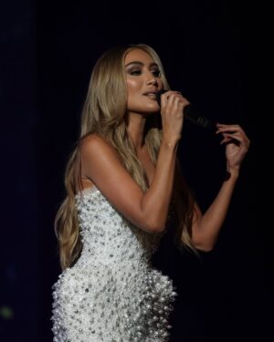 Maya Diab Instagram - إني قدرت ضيف بسمة أو فرحة أو علاج لكل طفل مصاب بالسرطان هي قمة سعادتي ، وهيك كنت مبارح بين ناس محبة وجمهور كبير وصالة مليئة بالمحبين والمتبرعين لأطفال بحاجة لنا دائماً ، شكرا على هالليلة الحلوة اللي ما رح انسيها بحياتي ، شكرا @kidsfirstassociation ❤️