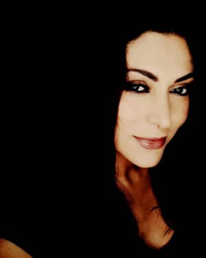 Maya Nasri Instagram - Let your #smile be your everyday's #gift to the #world.. blessed day Lovers. 💖🤟 #mayanasri #maya_nasri